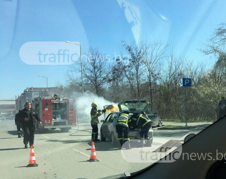 Кола се запали в движение в Смирненски, пожарна гаси пламъците СНИМКИ
