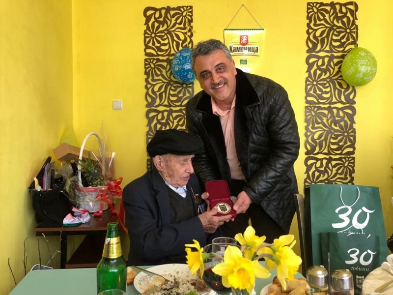На 105 години дядо Георги от Бенковски закусва сланина и чай, пази се от грип с лимони и мед
