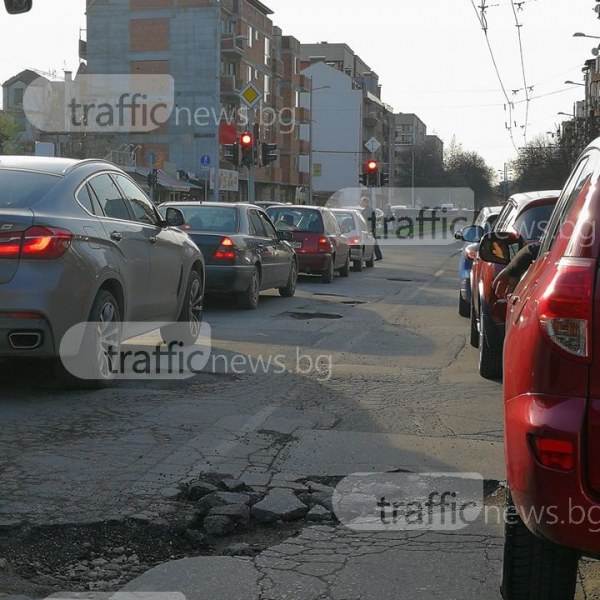 Огромен ров на булевард в Кючука чака жертви повече от месец СНИМКИ