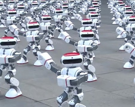 1372 робота танцуват за рекорд на Гинес ВИДЕО