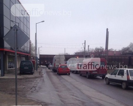 Абсурд по пловдивски: Само и само да сме първи, ще влезем и в насрещното! СНИМКА