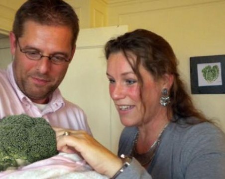Абсурдна мечта: двойка вегани осиновиха броколи! Предпочитат ги пред дете