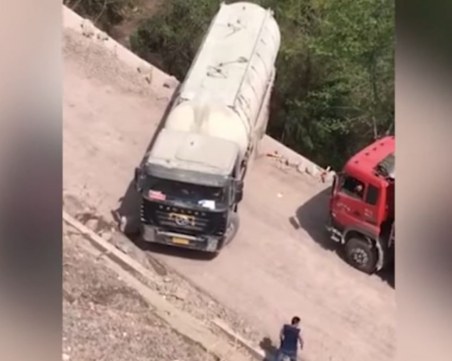 Опасна маневра: Шофьор направи обратен завой на ръба на пропаст ВИДЕО