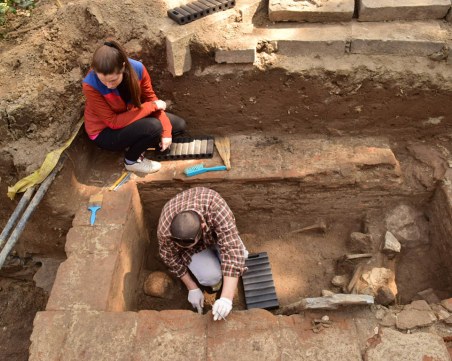 Откриха древно погребение на знатна фамилия в двора на Медицинския университет