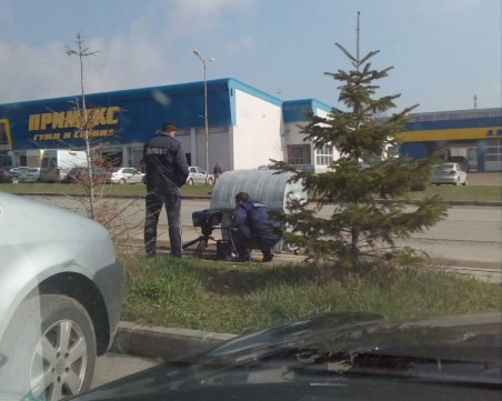 Полицаи залягат зад храст с новите камери СНИМКА