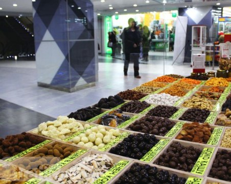 Аромат на ядки, изпечени в специална 82-годишна фурна на дърва, се носи из мола СНИМКИ