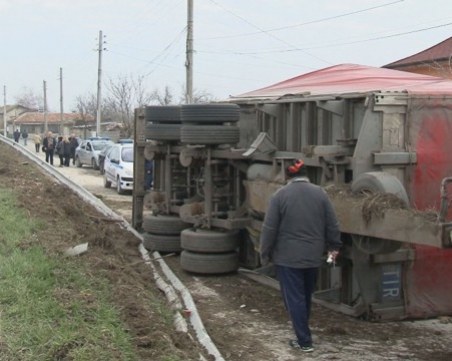 Тир се обърна върху три автомобила, на метри от къщи