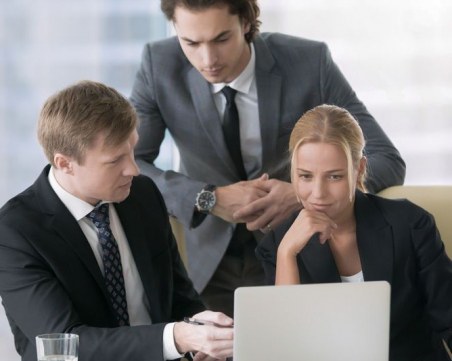 Всеки пети млад българин работи в почивните дни