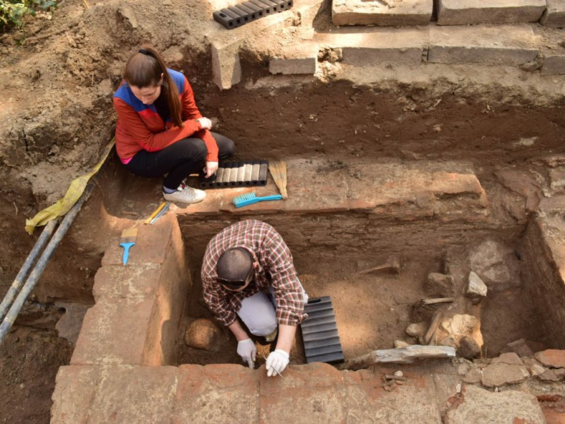 Откриха древно погребение на знатна фамилия в двора на Медицинския университет