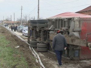 Тир се обърна върху три автомобила, на метри от къщи