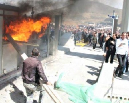 Албанци се вдигнаха на протест заради тол таксите, унищожиха първия пункт