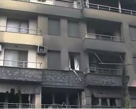 Голям пожар избухна в жилищен блок, евакуираха десетки души