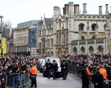 Хиляди се сбогуваха със Стивън Хокинг СНИМКИ