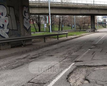 Ужасяващи дупки дебнат пловдивчани на Коматевския възел, има ли надежда за ремонта му? СНИМКИ