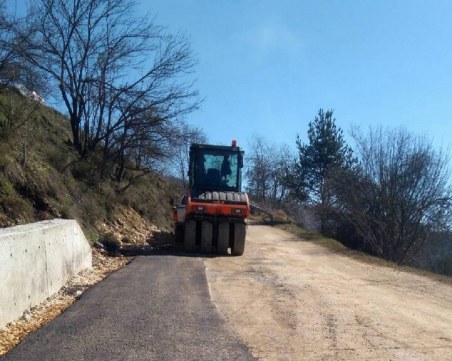 Започнаха да полагат асфалта по обходния път до Смолян
