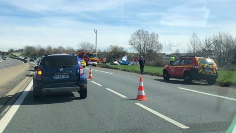 Малък самолет се разби на магистрала във Франция, има жертви