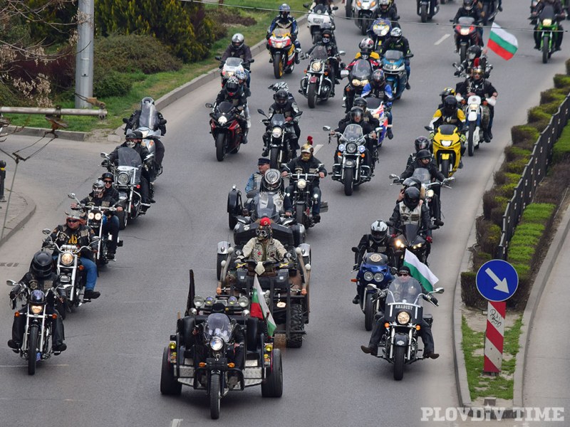 Рев на мотори огласи Пловдив, 500 рокери изпълниха улиците СНИМКИ