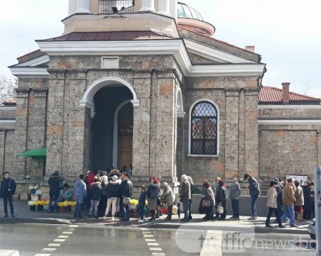 Пловдивчани се втурнаха за върбови клонки, храмовете се препълниха СНИМКИ