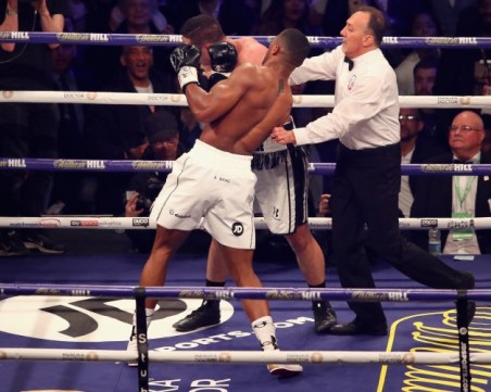 Реферът на Джошуа - Паркър отнесе куп критики, развалил боя ВИДЕО