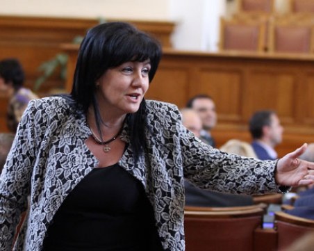 Шефката на парламента: Депутатите не са безделници!