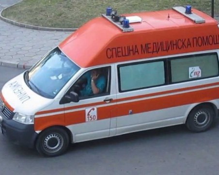 Смърт на пътя: Кола удари автобус с деца край Богатово, шофьорът почина