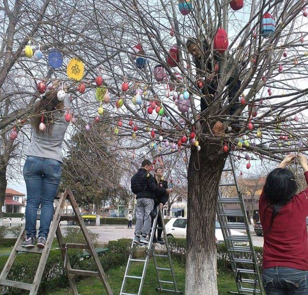 Пъстроцветни яйца “кацнаха“ по клоните на дърветата в Белозем, децата викат Великден СНИМКИ