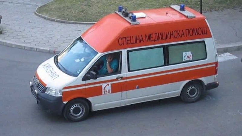 Смърт на пътя: Кола удари автобус с деца край Богатово, шофьорът почина