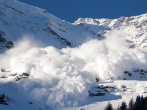 Лавина помете и уби трима скиори