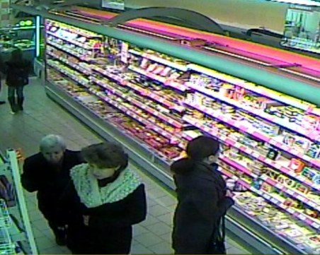 Две жени задигнаха несесер с пари и документи в пловдивски магазин! Издирват ги! СНИМКИ