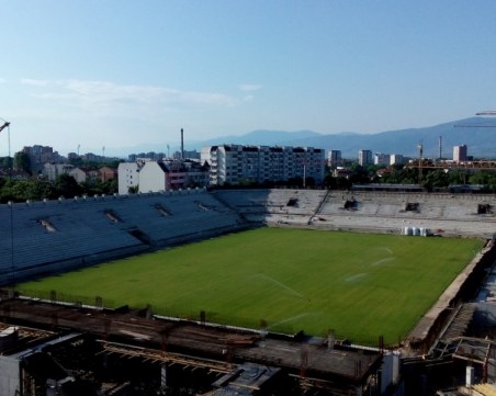 Феновете на Ботев: Доведете бащите и децата си на Колежа!