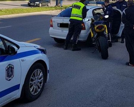 Гонка! Патрулки преследваха моторист, едва го задържаха СНИМКИ
