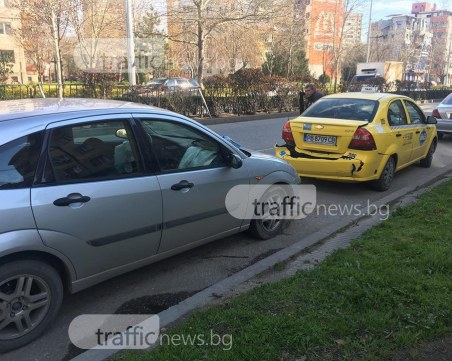 Таксиметров шофьор спря на пешеходна пътека, шофьорка го натресе отзад ВИДЕО