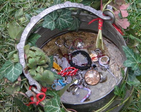 Велики вторник е! Девойките извършват ритуално носене на “мълчана вода“