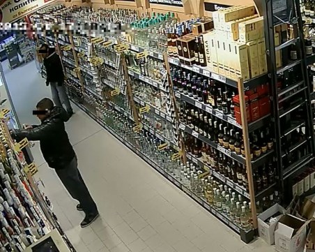Жадни крадци опитаха да задигнат алкохол от два магазина в Пловдив