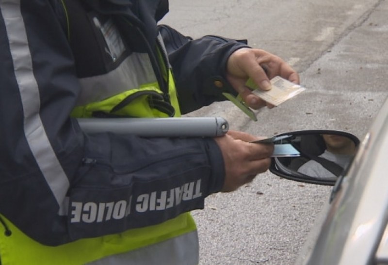 Шофьор на мерцедес се опита да подкупи полицаи: приложи 50 лева към документите си