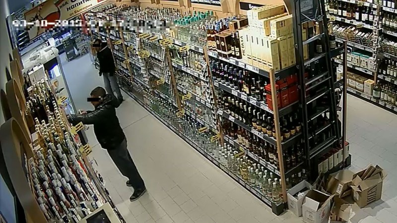 Жадни крадци опитаха да задигнат алкохол от два магазина в Пловдив