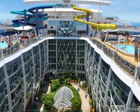 Българин работи по строежа на най-големия круизен кораб в света