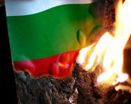 Десетокласникът Хасан изгори българското знаме