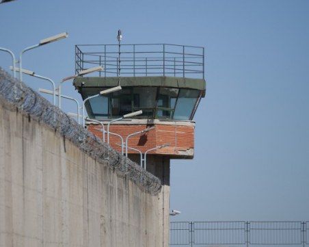 Двама опасни затворници избягаха от Централния затвор! Нападнали са служители