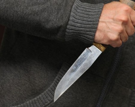 Екшън в Първомай! Мъж извади нож на свой гост, разтърва ги полиция