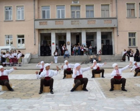 Щастлива развръзка: Родители с извинение към учителя по танци, парите отиват за нови носии