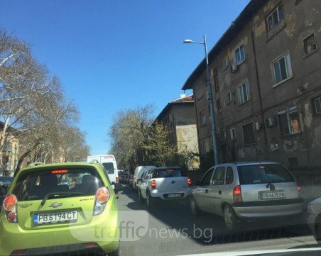 Учебна кола предизвика зверска тапа на Сточна гара СНИМКИ