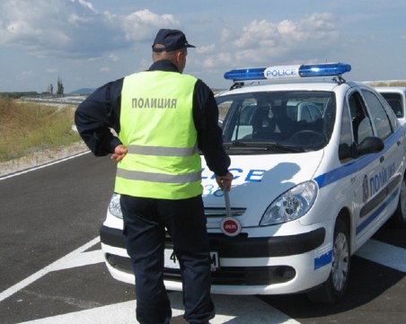 Задържаха мъж и жена, нападнали полицейски служители