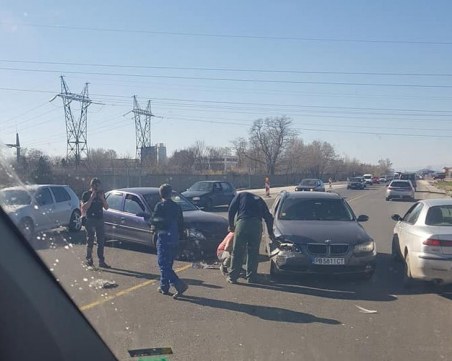 Зверска тапа на пътя убиец Пловдив – Асеновград заради катастрофа СНИМКИ