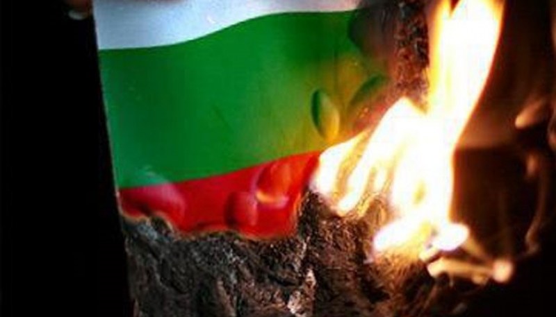 Десетокласникът Хасан изгори българското знаме