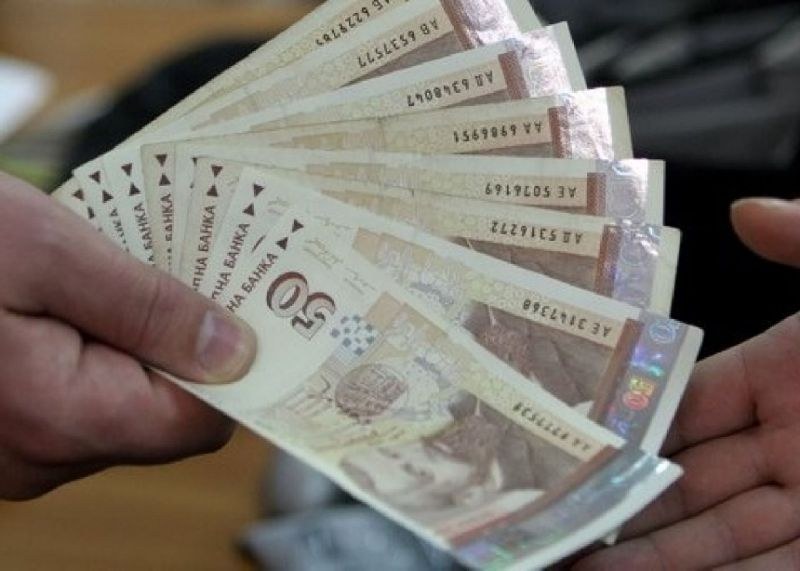 Над 33 000 българи взимат повече от 5 бона заплата