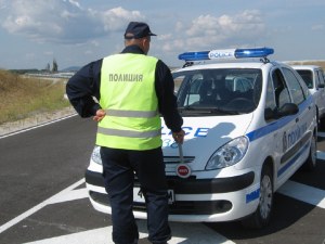 Задържаха мъж и жена, нападнали полицейски служители