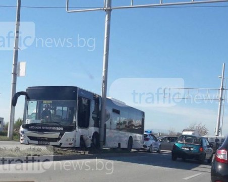 Автобус се заби в стълб на входа на Пловдив, тапата е жестока СНИМКИ