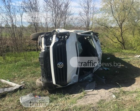 Бус с туристи се обърна на АМ “Тракия“ край Пловдив, 10 души са пострадали