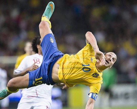 Ибра предизвика Роналдо: Опитай задна ножица от 40 метра! ВИДЕО